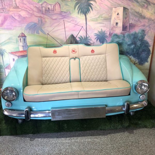 Sofa tapizado en morro de coche